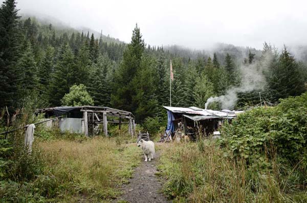 the garrison in Sutikalh for the resistance of natives against the project of a skiing plant in the Ucwalmicw indian reserve. British Columbia, Canada